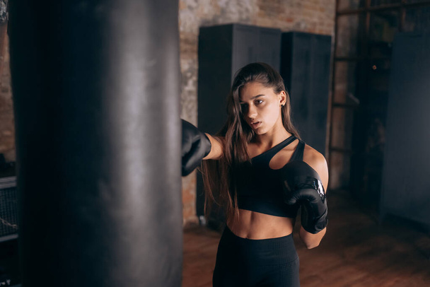 Молодая женщина бокс тренировки в тренажерном зале - Фото, изображение