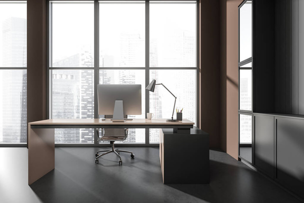 Interior escuro sala de escritório com área de trabalho, janela panorâmica com vista de Singapura, poltrona confortável, estante e piso de concreto. Local perfeito para o processo de trabalho. Design minimalista. Renderização 3d - Foto, Imagem