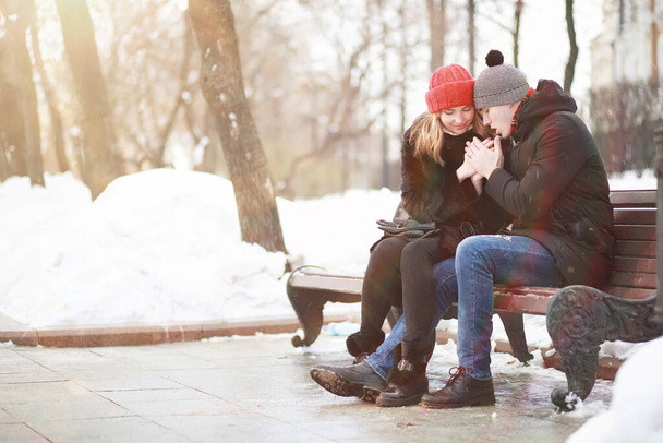 冬の寒さの中を歩く若いカップル - 写真・画像