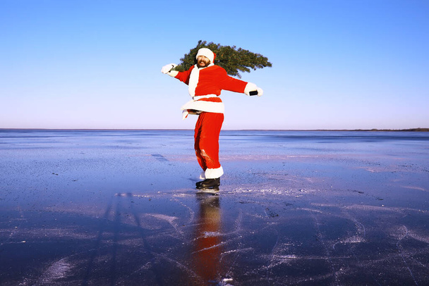 De kerstman haast zich om het nieuwe jaar te ontmoeten met geschenken en kerstboom. Kerstman op schaatsen gaan naar Kerstmis. - Foto, afbeelding