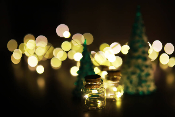 Árbol Evergreen juguetes hechos a mano, copos de nieve, globos y rama de abeto sobre fondo de piedra, tarjeta de felicitación de Navidad con espacio para texto - Foto, Imagen