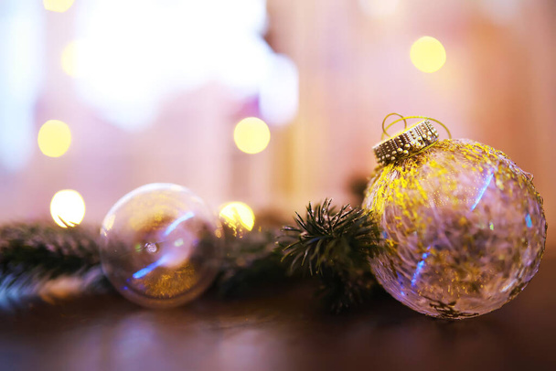 Primer plano de bola de Navidad de vidrio sobre fondo de luz abstracta - Foto, Imagen