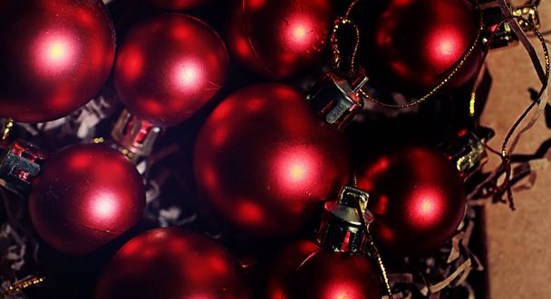 Noel ağacı için Noel süsü. Küçük toplar Noel ağacını süslüyor. Yeni yıl için oyuncaklar. - Fotoğraf, Görsel