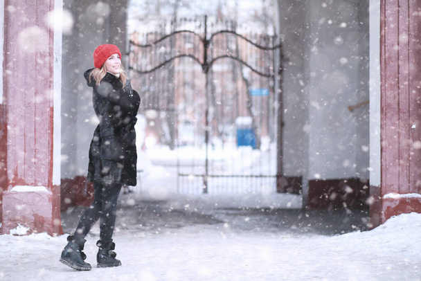 Young couple walking through the winter cit - Zdjęcie, obraz