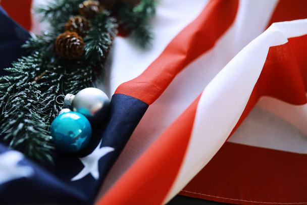 З Різдвом і Новим Роком. Чудова картка з американським прапором. Вітання близьким, родичам, родичам, друзям і колегам - Фото, зображення