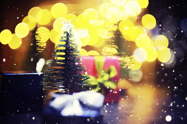 Noel ve Yeni Yıl tatili arka plan fotokopi alanı. Kış tatili geçmişi donmuş köknar, parıltılı ışıklar, bokeh - Fotoğraf, Görsel