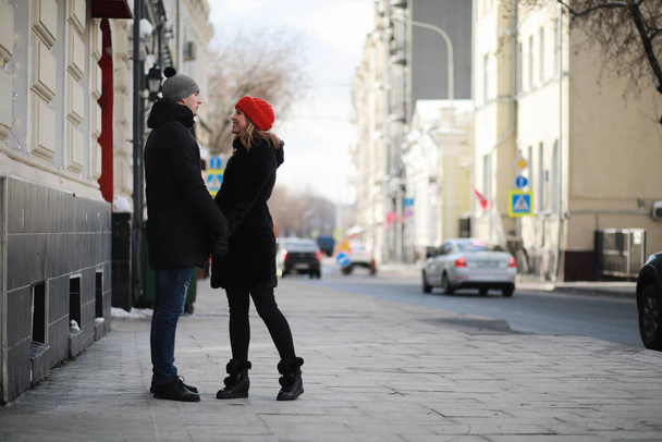 Jeune couple marchant à travers la cit d'hiver
 - Photo, image