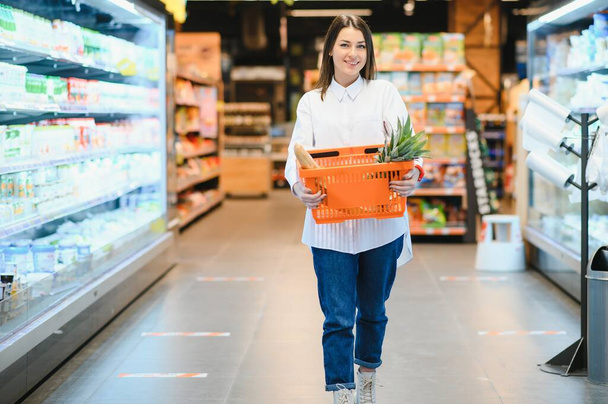 Woman shopping at the supermarket - Fotografie, Obrázek