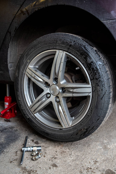 Preparing for the winter of the car. Replacement of wheels. Tire service in the garage with your own hands - Фото, изображение