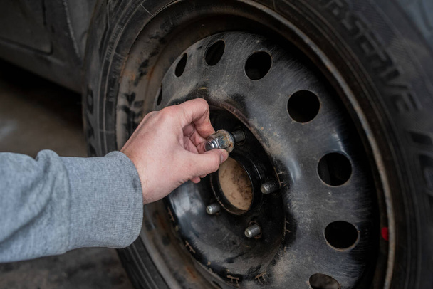 Preparing for the winter of the car. Replacement of wheels. Tire service in the garage with your own hands - Foto, imagen