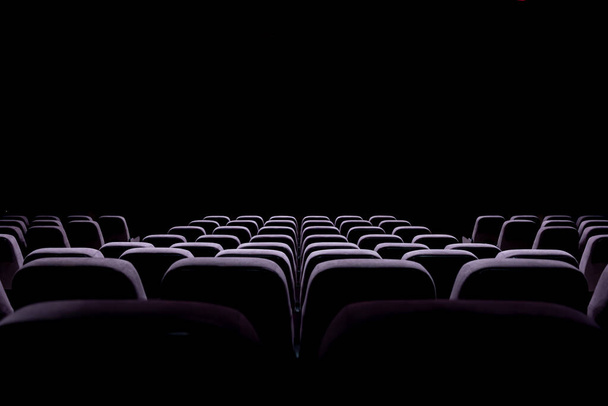 Salle de concert, salle de cinéma avec lumières éteintes et sièges souples. - Photo, image