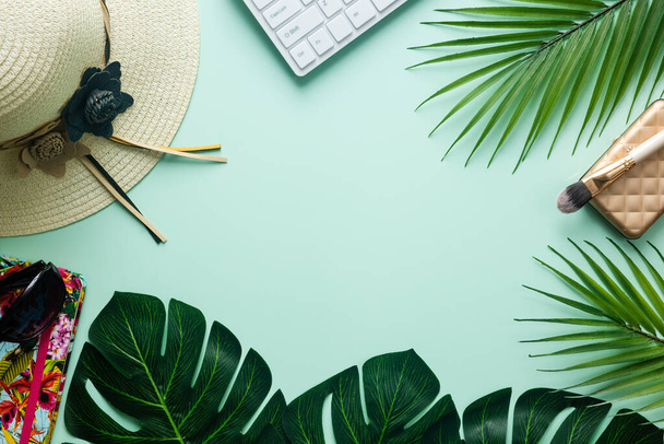 Plochý kreativní rám tropické přírody, palmy a Monstera listí na pistolovém pozadí s notebookem, ženským kloboukem, notebookem, slunečními brýlemi, digitálním nomádem a koncepty životní rovnováhy. - Fotografie, Obrázek
