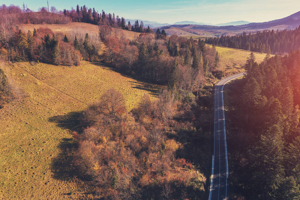 Widok z góry doliny i górskiej drogi jesienią. Karpackie góry. Ukraina - Zdjęcie, obraz
