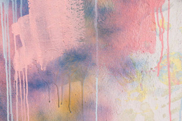 Abstract pastel roze, blauw, witte schilder gepleisterde muur achtergrond met kleurrijke druppels, stromen, strepen van verf en verf sprays - Foto, afbeelding