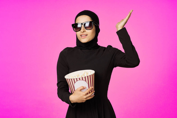 fröhliche Frau Spaß Popcorn Unterhaltung Mode Modell Ethnizität - Foto, Bild