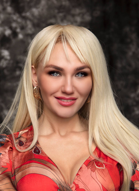 Портрет красивої блондинки в червоній сукні
 - Фото, зображення