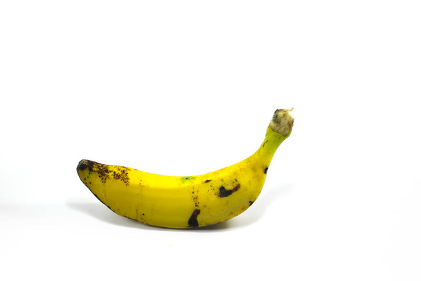 白地に隔離された熟した黄色のバナナのクローズアップビュー - 写真・画像