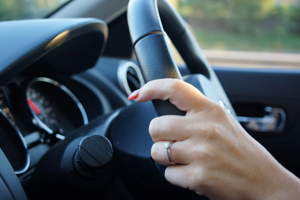 Manos femeninas que controlan el volante
 - Foto, imagen