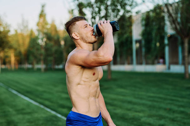male athlete with pumped up body in parks crossfit workout - Foto, afbeelding