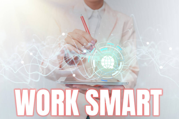 Käsin kirjoittaminen merkki Work Smart. Business showcase mietitään, jotta voidaan saavuttaa tavoitteet tehokkaimmalla tavalla Lady In Uniform käyttäen Futuristic Mobile holografinen näyttö. - Valokuva, kuva