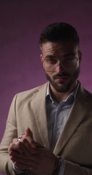 zakenman wrijft zijn handpalmen, schikt zijn jas, kruist zijn armen en heeft een verleidelijke blik - Video