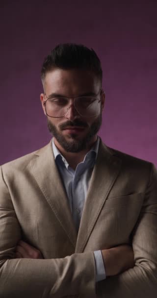 jonge zakenman met stoere houding en gekruiste armen glimlacht en schudt zijn hoofd - Video