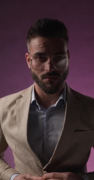 smart casual businessman zamykając kurtkę i gestykulując rozmowy do ręki - Materiał filmowy, wideo