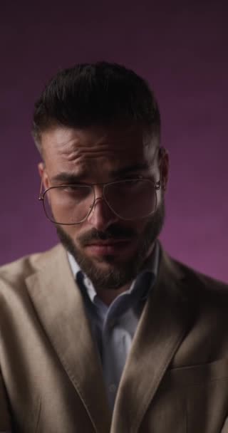 close-up op een sexy zakenman dragen bril en kijken naar de camera - Video