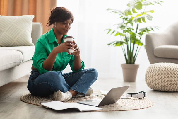 African American Woman Using Laptop Watching Movie Online Indoor - Фото, зображення