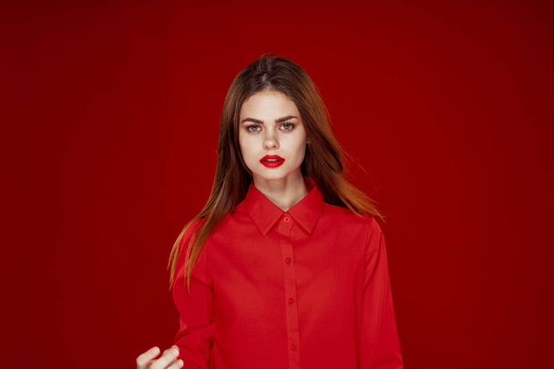 woman in red shirt posing fashion red lips fun - Foto, imagen