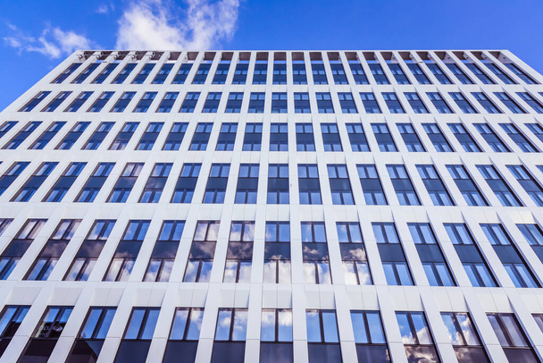 Sky reflecting on white office facade - Fotoğraf, Görsel