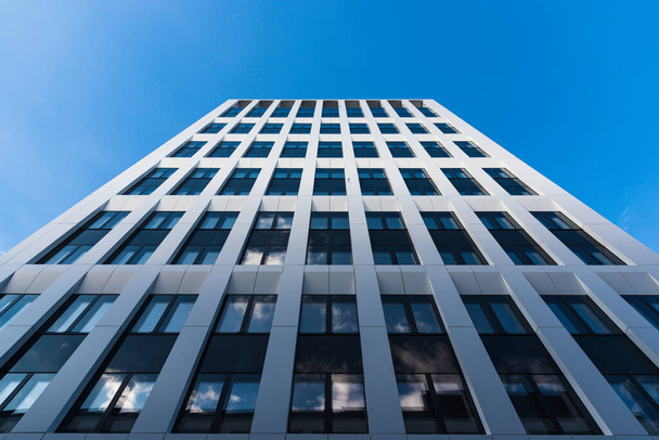 Moderní kancelářská budova s modrou oblohou na pozadí - Fotografie, Obrázek