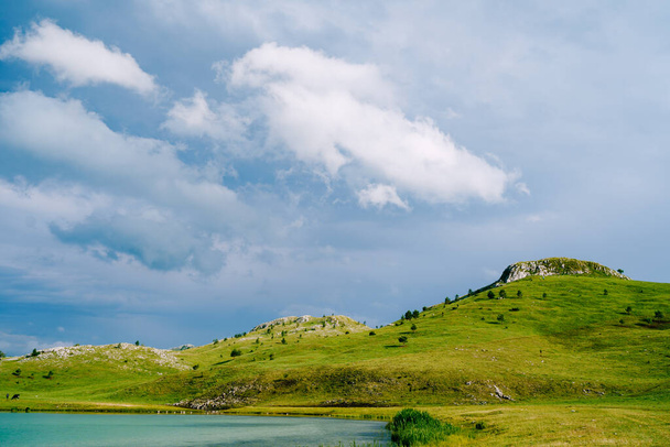Grüner Hügel in der Nähe des Vrazje-Sees. Montenegro - Foto, Bild