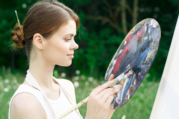 woman artist nature paints palette easel creative landscape - Foto, Imagem