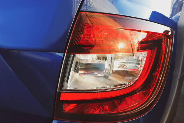 Carro vermelho parar sinal de close-up. Dispositivos de iluminação modernos de um carro de luxo. - Foto, Imagem