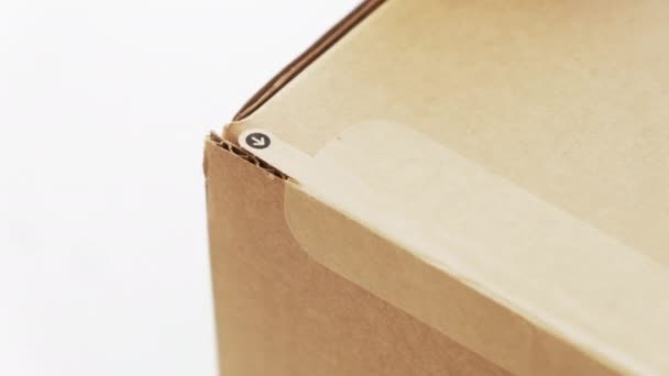 Cierre el unboxing de una parcela de cartón por las manos femeninas. Conseguir un concepto de regalo. Entrega al hogar o concepto de compras en línea. - Imágenes, Vídeo