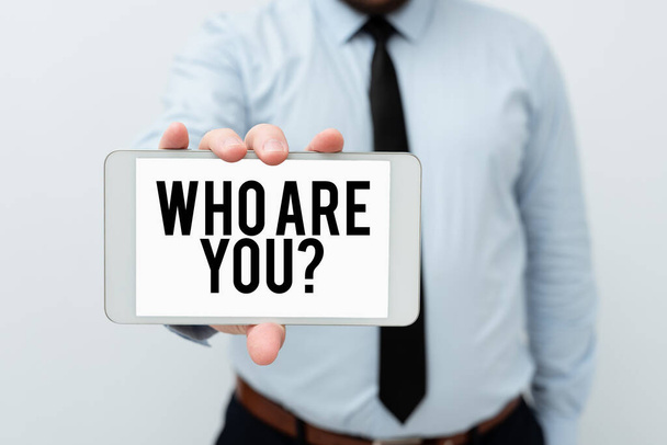 Текст почерка "Кто ты такой?" Обзор бизнеса с просьбой идентифицировать личность или личную информацию, представляющую новые технологии Идеи Обсуждение технологического совершенствования - Фото, изображение