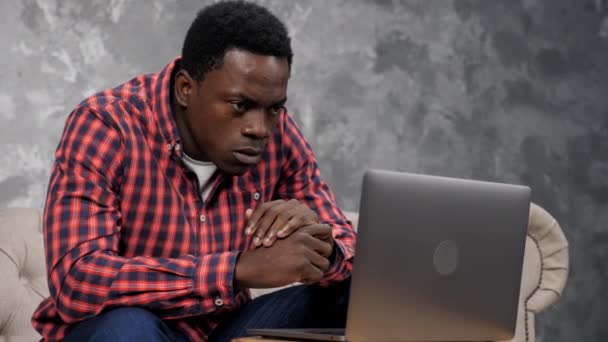 Шокований афроамериканський бізнесмен виглядає портативним екраном стурбованим проблемою. - Кадри, відео