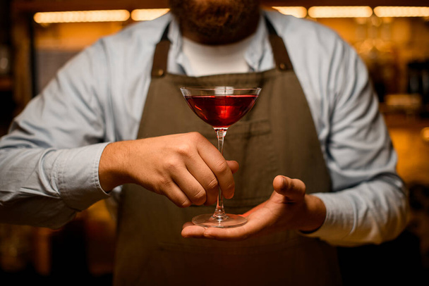 Şarap kadehiyle içki içen bir adamın ellerinde güzel bir yakın çekim görüntüsü. - Fotoğraf, Görsel