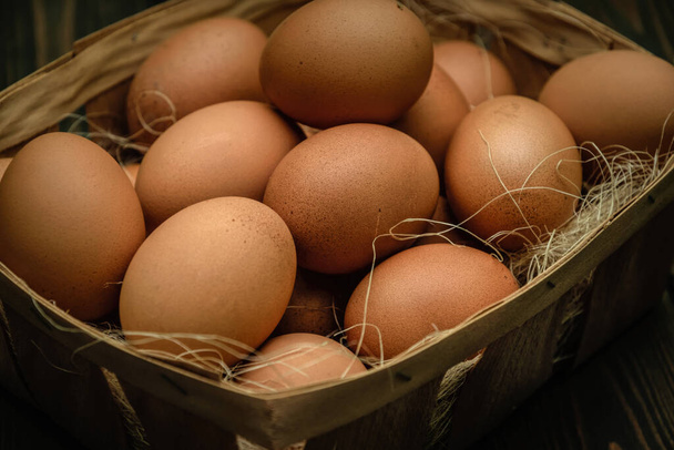 Fondo de huevo. Huevos en una caja de cartón - Foto, Imagen