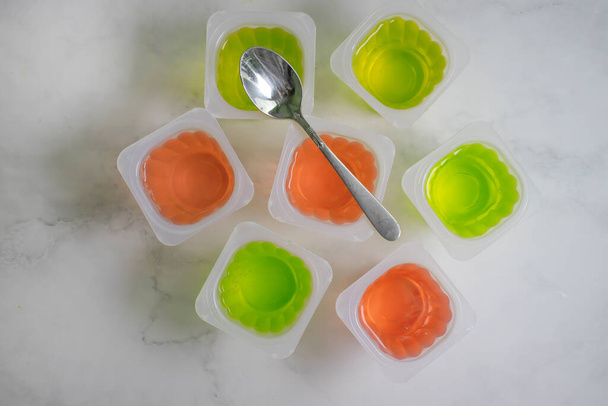 gelatina de frutas en un ingrediente de gelatina de vidrio de plástico - Foto, imagen