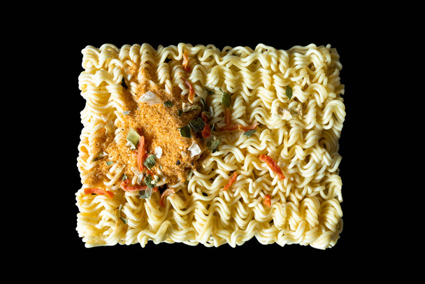 Ξηρά άψητα στιγμιαία noodles πασπαλισμένα με μπαχαρικά λαχανικά και βότανα. Άνω όψη - Φωτογραφία, εικόνα