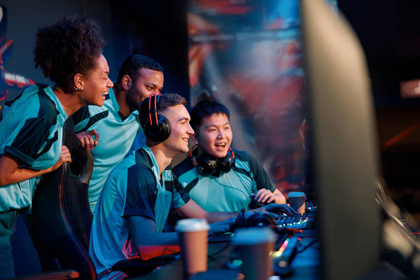 Boldog játékosok részt vesznek az online videojáték a számítógépes klub - Fotó, kép