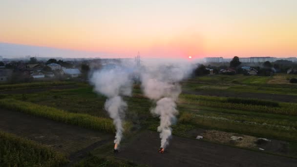 Letecký pohled na zemědělské odpadní ohně ze suché trávy a slámové strniště spalující hustý kouř znečišťující vzduch během období sucha na farmách způsobující globální oteplování a karcinogenní výpary. - Záběry, video