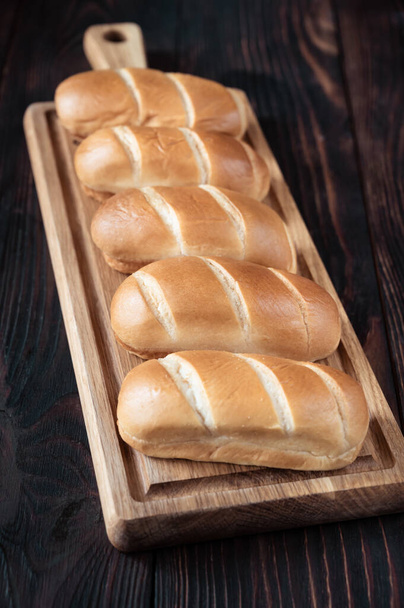 Rollos de pan de leche en la tabla de cortar - Foto, imagen