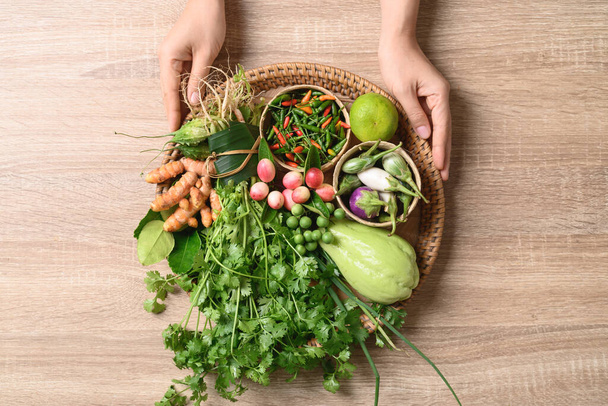 Friss bio-délkelet-ázsiai zöldségek és fűszerek a helyi termelői piacról, Észak-Thaiföld, Fenntarthatósági koncepció, Asztali nézet - Fotó, kép