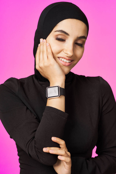 μουσουλμάνα γυναίκα σε μαύρο χιτζάμπ έξυπνο ρολόι ψυχαγωγίας τεχνολογίας - Φωτογραφία, εικόνα