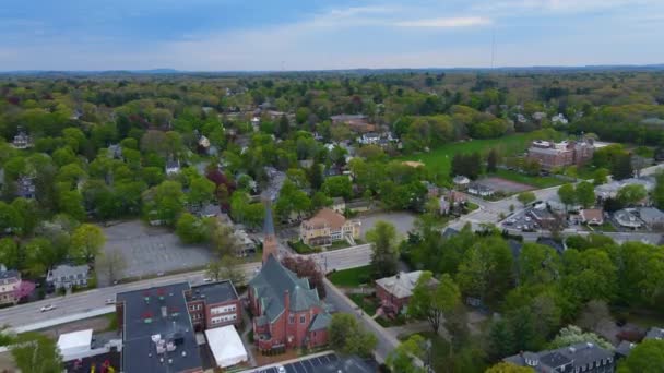 Luchtfoto van het historische centrum van West Newton stad op Washington Street met inbegrip van St. Bernard Parish Church in de stad Newton, Massachusetts MA, Verenigde Staten.  - Video
