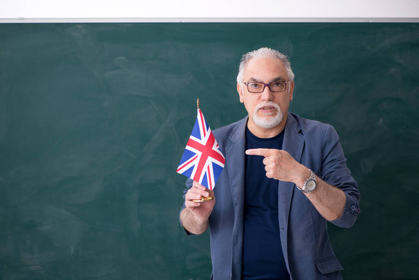 Viejo profesor de inglés masculino en el aula - Foto, Imagen