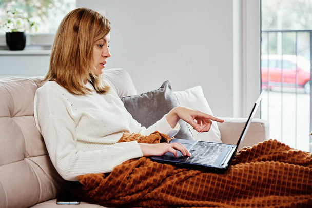 Woman working at home with laptop - Foto, afbeelding